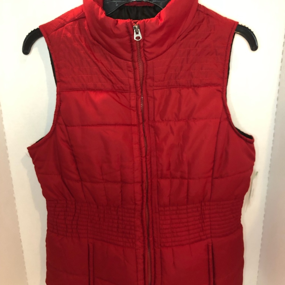 Women Outer Edge red puffer vest size medium New